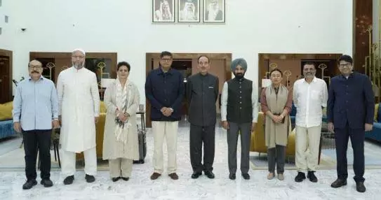भारत की आतंकवाद विरोधी कूटनीति मजबूत करने सर्वदलीय प्रतिनिधिमंडल बहरीन पहुंचा भारत की आतंकवाद विरोधी कूटनीति मजबूत करने सर्वदलीय प्रतिनिधिमंडल बहरीन पहुंचा