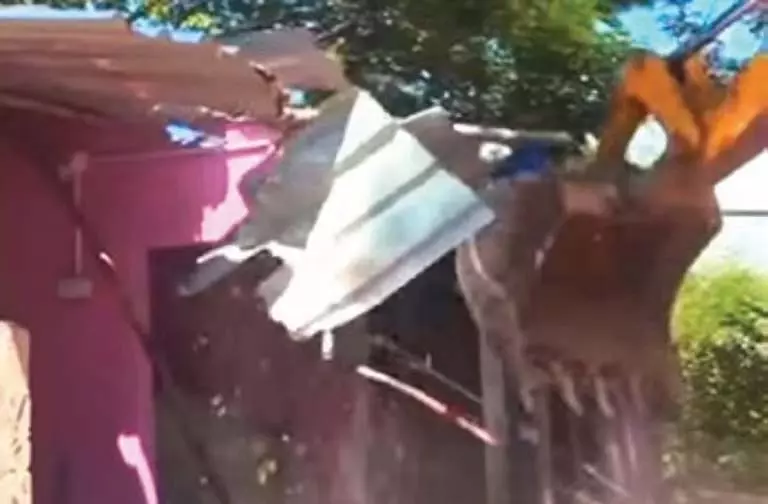 सहदेव नायक की हत्या के मुख्य आरोपी का घर BMC ने ढहाया सहदेव नायक की हत्या के मुख्य आरोपी का घर BMC ने ढहाया