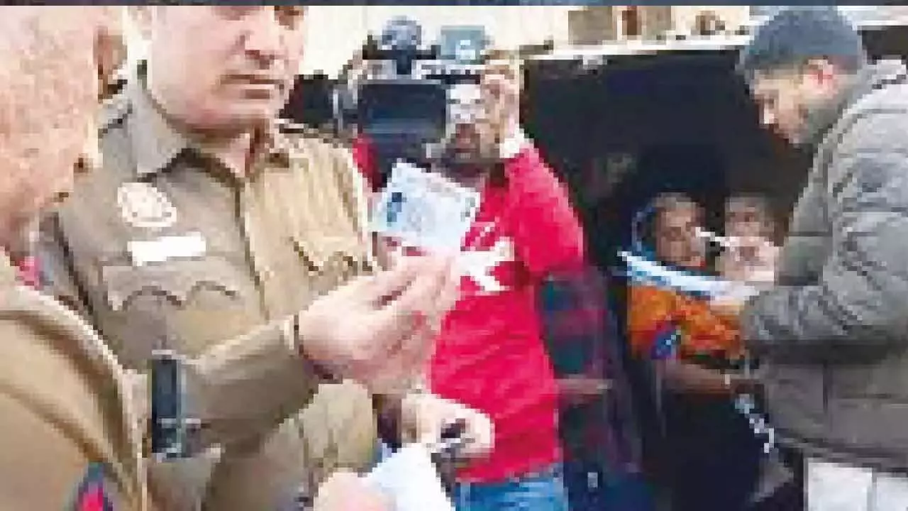 Police ने 121 अवैध बांग्लादेशी अप्रवासियों को पकड़ा Police ने 121 अवैध बांग्लादेशी अप्रवासियों को पकड़ा