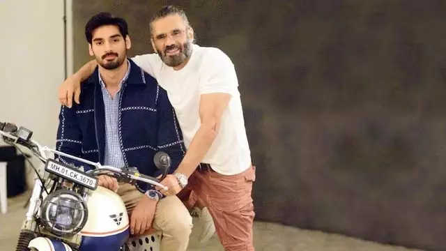अहान को फिल्म से निकाले जाने पर भड़के सुनील अहान को फिल्म से निकाले जाने पर भड़के सुनील