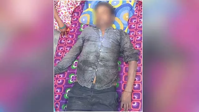पेड़ के नीचे सो रहे सब्जी विक्रेता पर निगम कर्मचारियों ने डाला सीवेज, जिंदा दफना दिया पेड़ के नीचे सो रहे सब्जी विक्रेता पर निगम कर्मचारियों ने डाला सीवेज, जिंदा दफना दिया