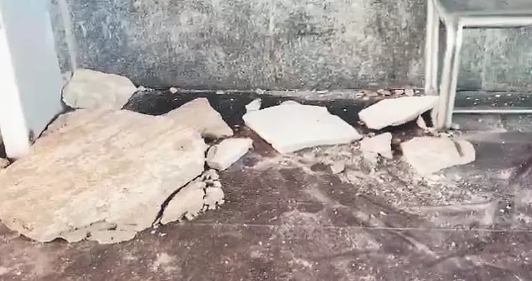 Andhra के गुंटकल रेलवे स्टेशन पर छत गिरने से बालक की मौत Andhra के गुंटकल रेलवे स्टेशन पर छत गिरने से बालक की मौत