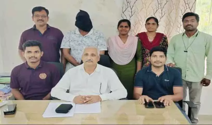 Khammam पुलिस ने कर्नाटक के हुबली में साइबर अपराधी को गिरफ्तार किया Khammam पुलिस ने कर्नाटक के हुबली में साइबर अपराधी को गिरफ्तार किया