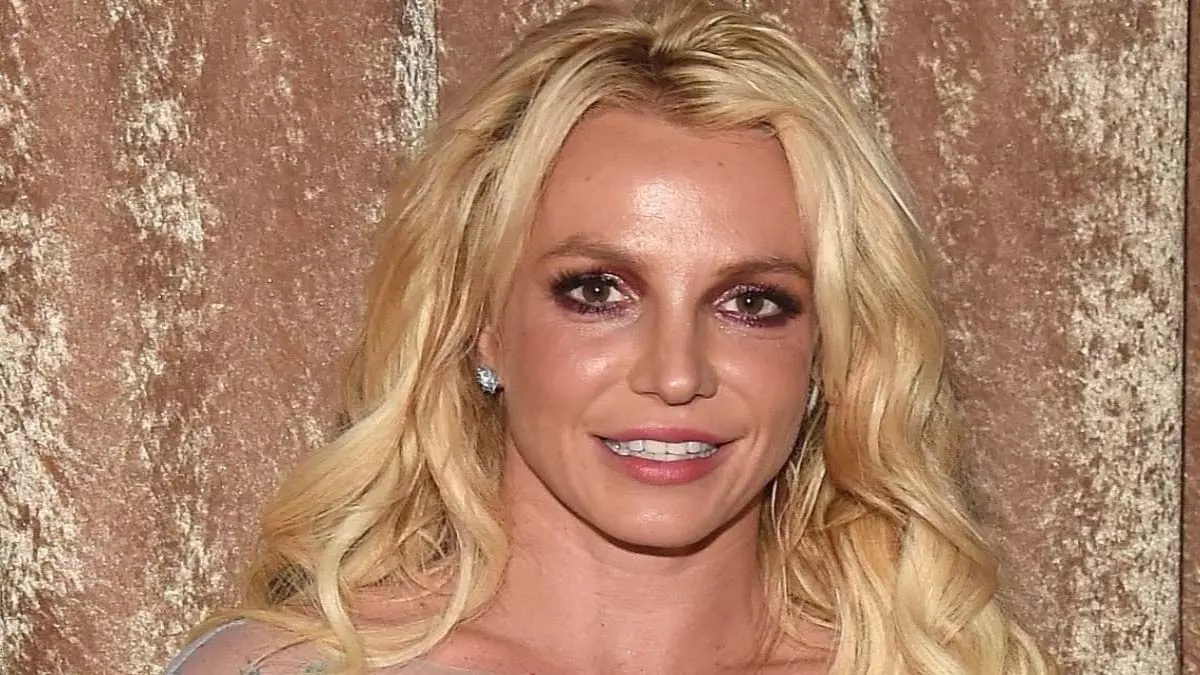 Britney Spears को उड़ान के बीच में धूम्रपान करते हुए पकड़ा गया Britney Spears को उड़ान के बीच में धूम्रपान करते हुए पकड़ा गया
