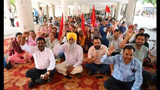 Chandigarh में कर्मचारियों की बर्खास्तगी पर हंगामा Chandigarh में कर्मचारियों की बर्खास्तगी पर हंगामा
