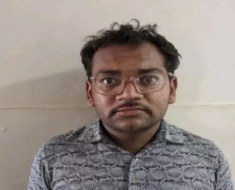 देश में कितने गद्दार? ATS ने BSF और Navy से जुड़ी संवेदनशील जानकारियां पाकिस्तान भेजने वाले जासूस को दबोचा देश में कितने गद्दार? ATS ने BSF और Navy से जुड़ी संवेदनशील जानकारियां पाकिस्तान भेजने वाले जासूस को दबोचा