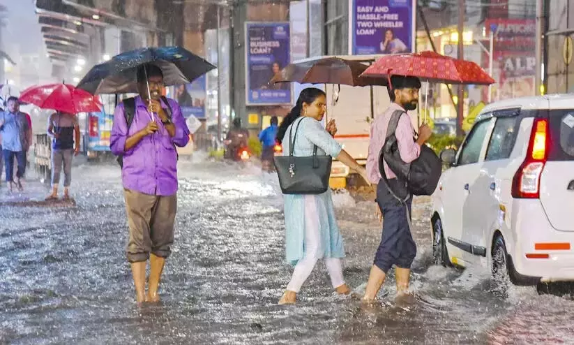 राज्य में मानसून आ चुका है; भारी बारिश और हवा से व्यापक क्षति हुई राज्य में मानसून आ चुका है; भारी बारिश और हवा से व्यापक क्षति हुई