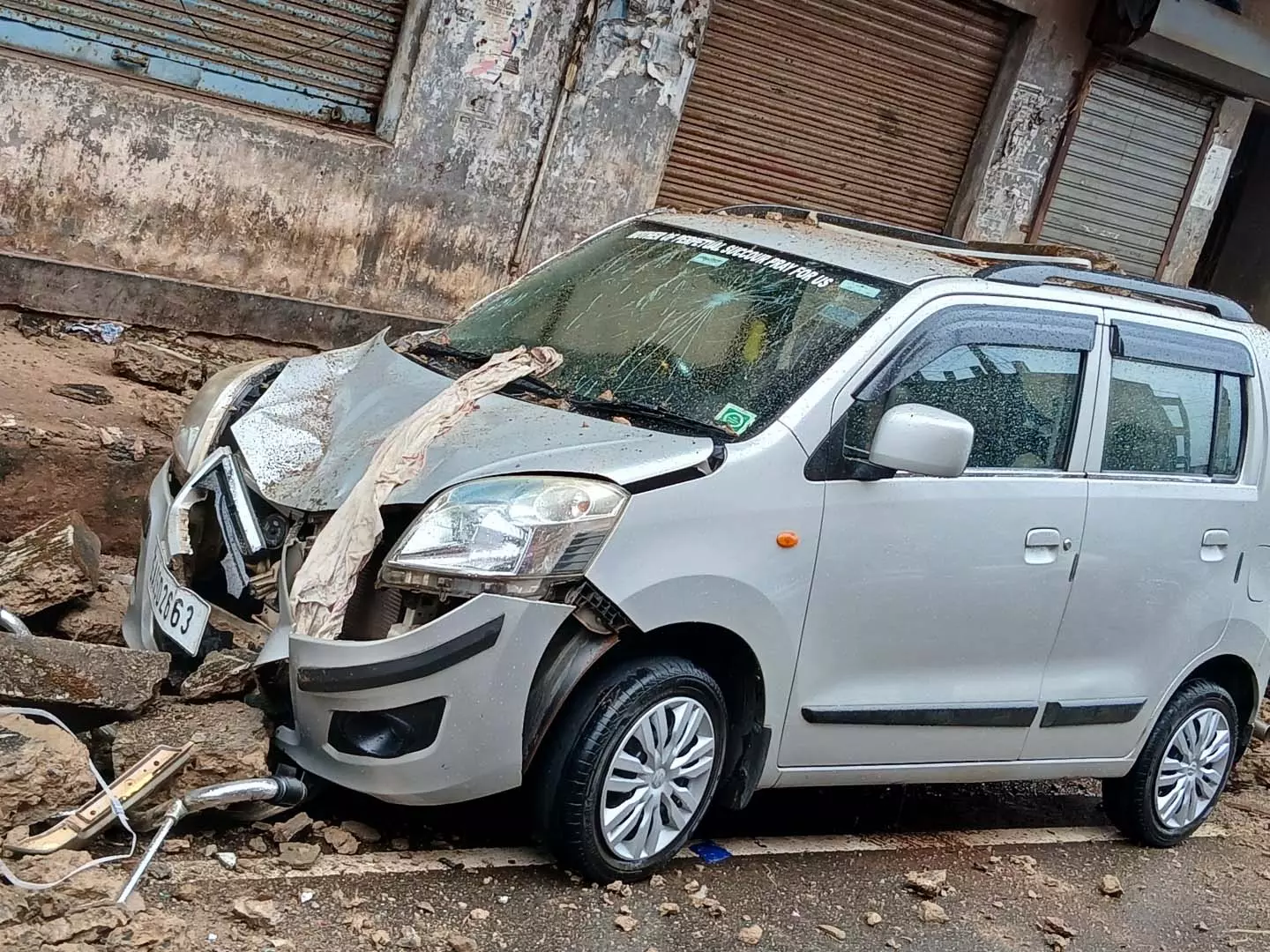 Margao स्लैब ढहने से बाल-बाल बची नाबालिग बच्ची, मलबे में दबी कारें Margao स्लैब ढहने से बाल-बाल बची नाबालिग बच्ची, मलबे में दबी कारें