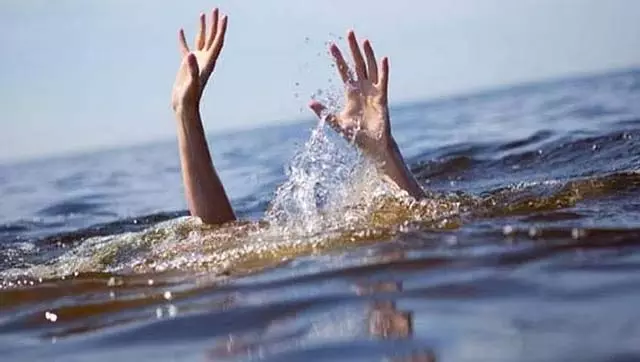 बेटी प्रेमी के साथ भाग गई; एक ही परिवार के तीन सदस्यों ने निराशा में झील में कूदकर की आत्महत्या बेटी प्रेमी के साथ भाग गई; एक ही परिवार के तीन सदस्यों ने निराशा में झील में कूदकर की आत्महत्या