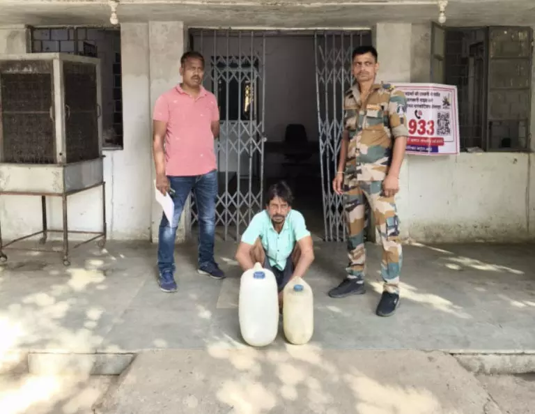 पुलिस ने दबिश देकर पकड़ी 30 लीटर अवैध महुआ शराब, एक आरोपी गिरफ्तार पुलिस ने दबिश देकर पकड़ी 30 लीटर अवैध महुआ शराब, एक आरोपी गिरफ्तार