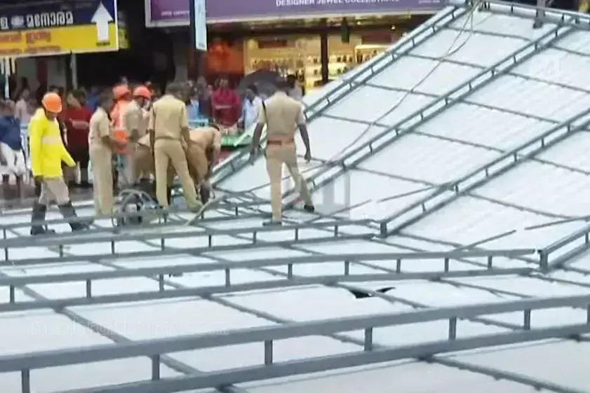 Thrissur में भारी बारिश के बीच इमारत की लोहे की छत उड़ी, बड़ा हादसा टला Thrissur में भारी बारिश के बीच इमारत की लोहे की छत उड़ी, बड़ा हादसा टला