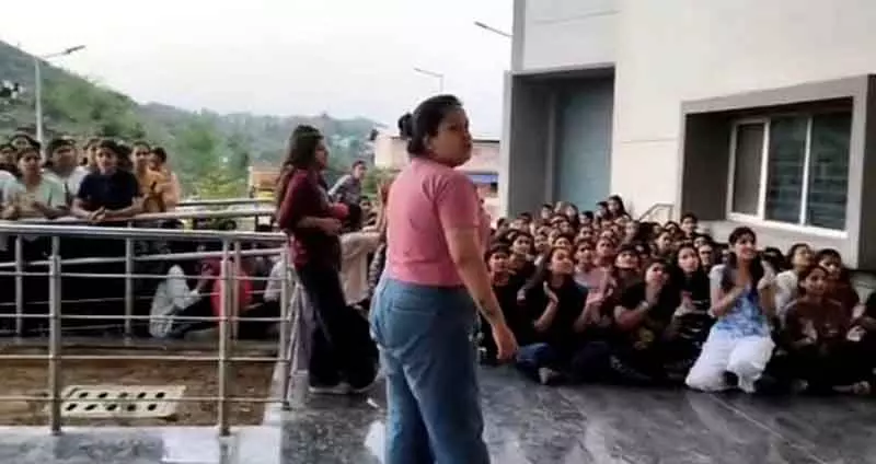Himachal: कॉलेज प्रिंसिपल पर बुरे स्पर्श का आरोप Himachal: कॉलेज प्रिंसिपल पर बुरे स्पर्श का आरोप