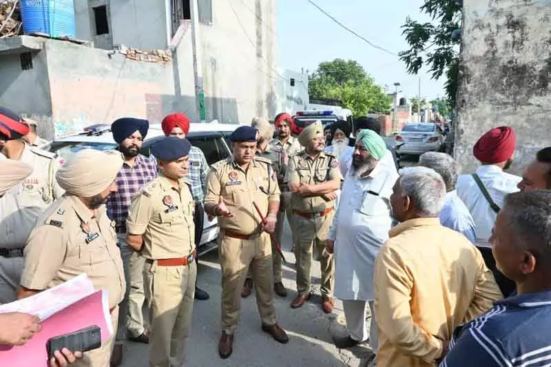 Jalandhar: वरिष्ठ पुलिस अधिकारियों ने मादक पदार्थों की तस्करी वाले इलाकों का दौरा किया Jalandhar: वरिष्ठ पुलिस अधिकारियों ने मादक पदार्थों की तस्करी वाले इलाकों का दौरा किया