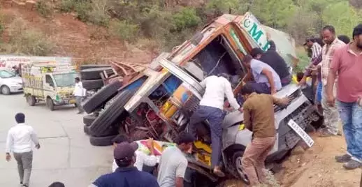 Andhra के कडप्पा में लॉरी-कार की टक्कर में चार लोगों की मौत Andhra के कडप्पा में लॉरी-कार की टक्कर में चार लोगों की मौत