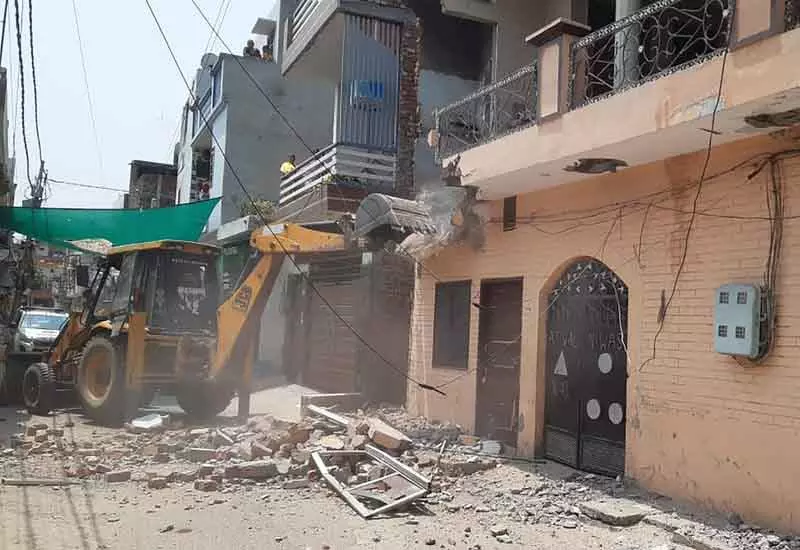 Gadha में दो ड्रग तस्करों के अवैध निर्माण ढहाए गए Gadha में दो ड्रग तस्करों के अवैध निर्माण ढहाए गए