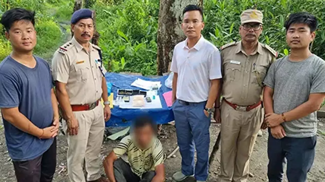 प्रतिबंधित पदार्थ के साथ ड्रग तस्कर गिरफ्तार प्रतिबंधित पदार्थ के साथ ड्रग तस्कर गिरफ्तार