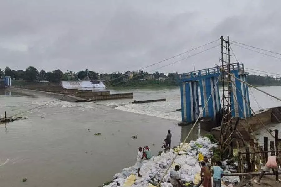 Bengal: अत्रेयी नदी पर बांध टूटने के बाद छह इंजीनियर निलंबित, एक गिरफ्तार Bengal: अत्रेयी नदी पर बांध टूटने के बाद छह इंजीनियर निलंबित, एक गिरफ्तार
