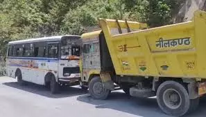 Champawat: रोडवेज बस और डंपर की भिड़ंत, चालक समेत कई यात्री घायल Champawat: रोडवेज बस और डंपर की भिड़ंत, चालक समेत कई यात्री घायल
