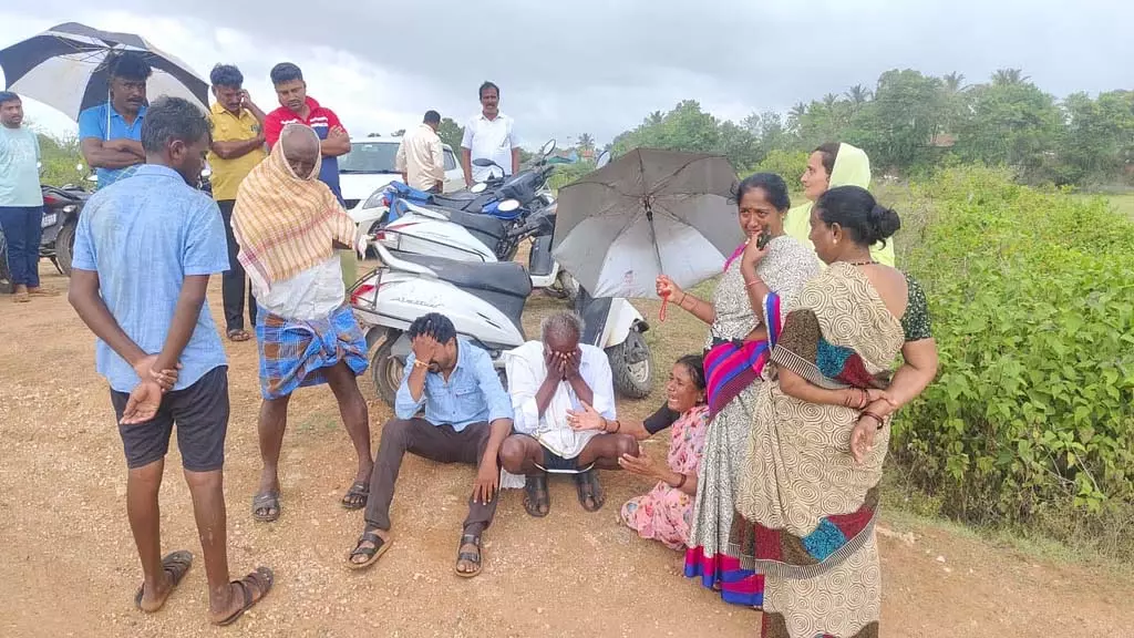 एक ही परिवार के तीन सदस्यों ने की आत्महत्या; क्या बेटी के घर छोड़कर चले जाने से ऐसा हुआ? एक ही परिवार के तीन सदस्यों ने की आत्महत्या; क्या बेटी के घर छोड़कर चले जाने से ऐसा हुआ?