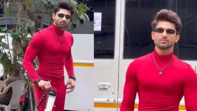 ऑल-रेड आउटफिट में अभिषेक का धमाकेदार एंट्री ऑल-रेड आउटफिट में अभिषेक का धमाकेदार एंट्री