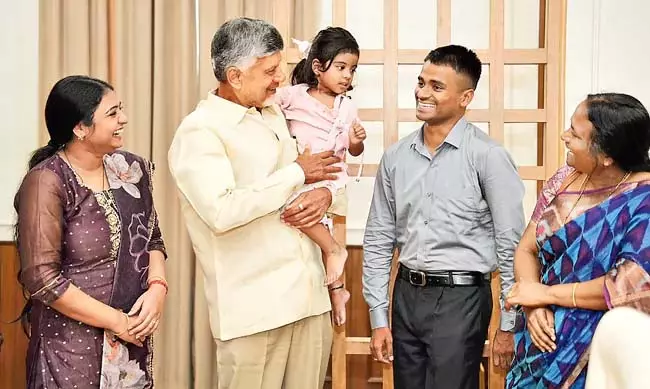 Andhra: चंद्रबाबू नायडू ने राम गोपाल नायडू को बधाई दी Andhra: चंद्रबाबू नायडू ने राम गोपाल नायडू को बधाई दी