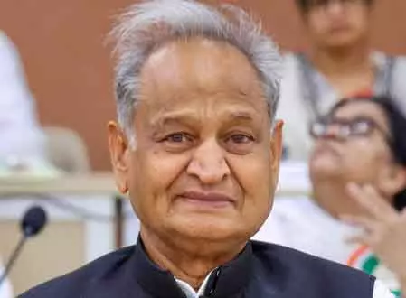 अशोक गहलोत ने गांधी परिवार का बचाव किया, ED और राजस्थान के मुद्दों को लेकर भाजपा की आलोचना की अशोक गहलोत ने गांधी परिवार का बचाव किया, ED और राजस्थान के मुद्दों को लेकर भाजपा की आलोचना की