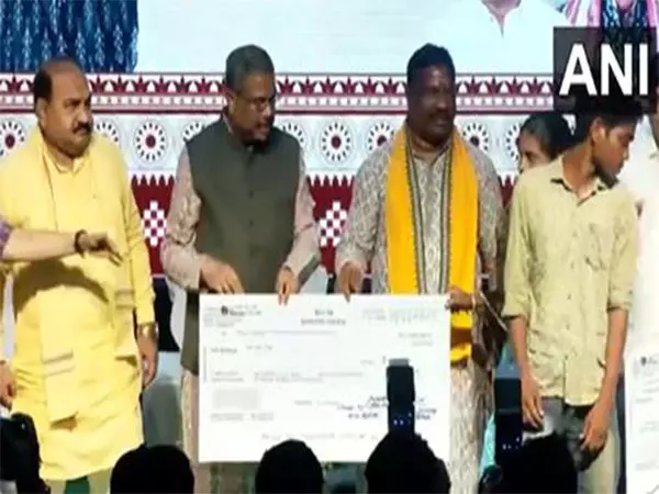 धर्मेंद्र प्रधान ने संभलपुर में केंदु पत्ता श्रमिकों को वित्तीय सहायता वितरित की धर्मेंद्र प्रधान ने संभलपुर में केंदु पत्ता श्रमिकों को वित्तीय सहायता वितरित की