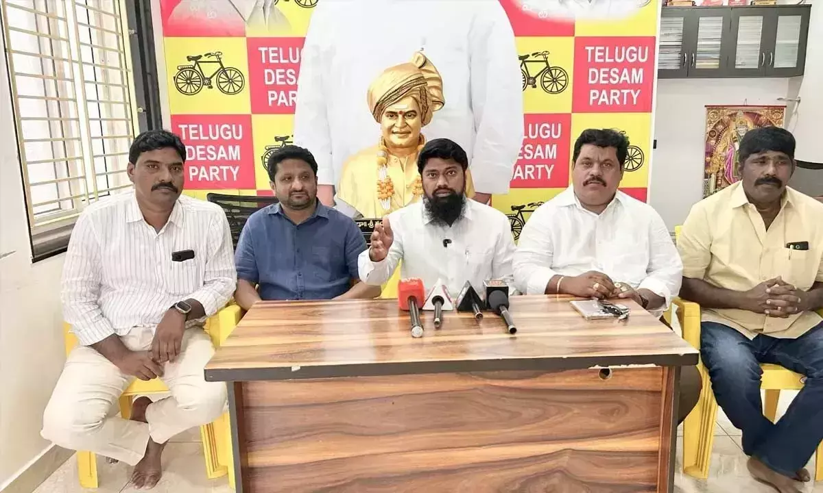 Andhra: टीडीपी नेताओं ने मेयर वसीम की टिप्पणी की निंदा की Andhra: टीडीपी नेताओं ने मेयर वसीम की टिप्पणी की निंदा की