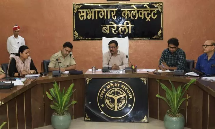 Bareilly: DM अविनाश सिंह ने विद्युत विभाग के कर्मचारियों की प्रस्तावित हड़ताल के संबंध में करी बैठक Bareilly: DM अविनाश सिंह ने विद्युत विभाग के कर्मचारियों की प्रस्तावित हड़ताल के संबंध में करी बैठक