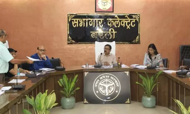 Bareilly: जिलाधिकारी अविनाश सिंह ने सीएम डैशबोर्ड की प्रगति की मासिक समीक्षा की Bareilly: जिलाधिकारी अविनाश सिंह ने सीएम डैशबोर्ड की प्रगति की मासिक समीक्षा की