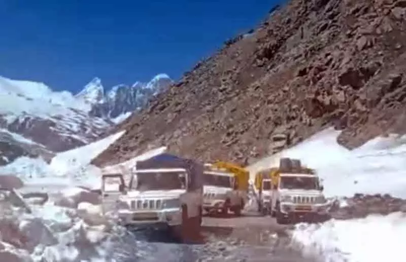 बर्फबारी के कारण 7 महीने से बंद Gramphu-Losar सड़क बहाल बर्फबारी के कारण 7 महीने से बंद Gramphu-Losar सड़क बहाल