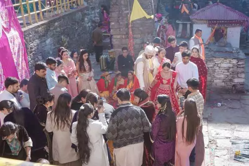 डेस्टिनेशन वेडिंग के लिए उत्तराखंड के मंदिर में उमड़े मंडी Ahmedgarh के लोग डेस्टिनेशन वेडिंग के लिए उत्तराखंड के मंदिर में उमड़े मंडी Ahmedgarh के लोग