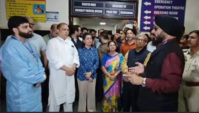 TMC प्रतिनिधिमंडल ने राजौरी का दौरा किया, पीड़ितों से मुलाकात की TMC प्रतिनिधिमंडल ने राजौरी का दौरा किया, पीड़ितों से मुलाकात की