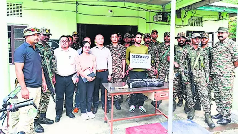 CRPF और पुलिस ने 14.3 किलोग्राम संदिग्ध अफीम बरामद की CRPF और पुलिस ने 14.3 किलोग्राम संदिग्ध अफीम बरामद की