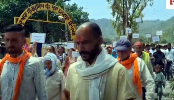 Talwara के प्रवासियों ने कश्मीरी पंडितों को दिए जाने वाले सरकारी क्वार्टरों की मांग को लेकर प्रदर्शन किया Talwara के प्रवासियों ने कश्मीरी पंडितों को दिए जाने वाले सरकारी क्वार्टरों की मांग को लेकर प्रदर्शन किया