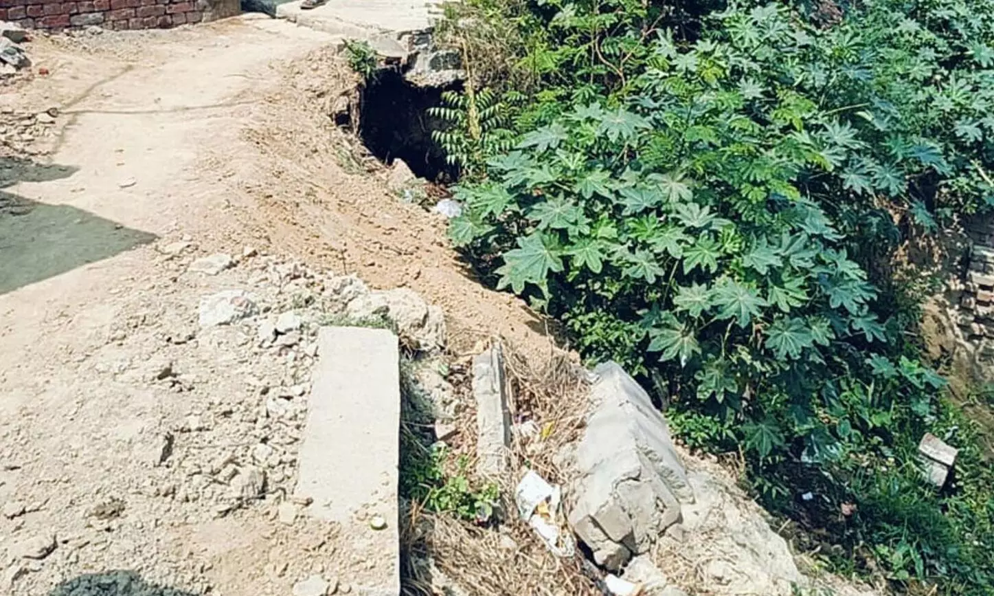 Shamshabad: लाखों रुपए की लागत से निर्मित पलिया मार्ग हुआ धड़ाम Shamshabad: लाखों रुपए की लागत से निर्मित पलिया मार्ग हुआ धड़ाम