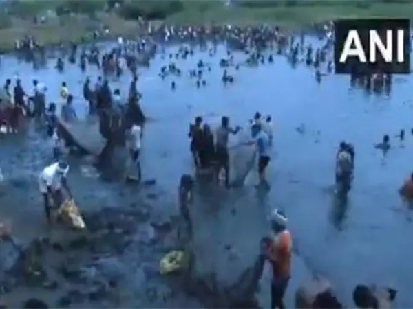 कल्लनधीरी गांव में ग्रामीणों ने मनाया सदियों पुराना मछली पकड़ने का त्यौहार कल्लनधीरी गांव में ग्रामीणों ने मनाया सदियों पुराना मछली पकड़ने का त्यौहार