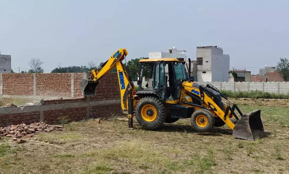 Muzaffarnagar: प्राधिकरण की टीम ने 30 बीघा भूमि पर दो अवैध कॉलोनियों को ध्वस्त किया Muzaffarnagar: प्राधिकरण की टीम ने 30 बीघा भूमि पर दो अवैध कॉलोनियों को ध्वस्त किया
