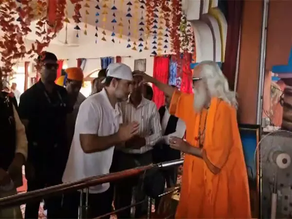जम्मू-कश्मीर: राहुल गांधी ने Poonch के गीता भवन मंदिर में पूजा-अर्चना की जम्मू-कश्मीर: राहुल गांधी ने Poonch के गीता भवन मंदिर में पूजा-अर्चना की