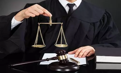 रिश्वतखोर जज के खिलाफ सिर्फ ट्रांसफर की कार्रवाई रिश्वतखोर जज के खिलाफ सिर्फ ट्रांसफर की कार्रवाई