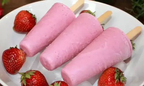 Strawberry Kulfi: गर्मियों में इसका मजा लें