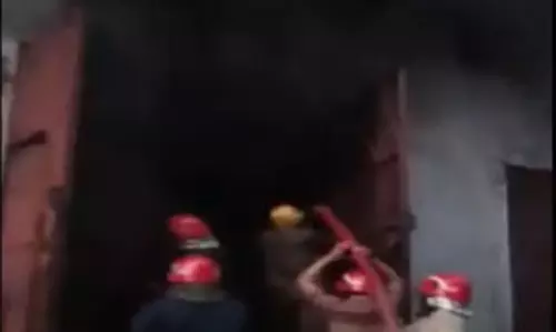 आग लगने के बाद फैक्ट्री में हुआ विस्फोट, इमारत क्षतिग्रस्त आग लगने के बाद फैक्ट्री में हुआ विस्फोट, इमारत क्षतिग्रस्त