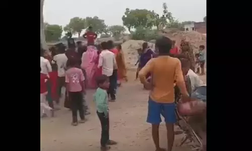 महिलाओं और बच्चों के साथ मारपीट, दबंगों का आतंक महिलाओं और बच्चों के साथ मारपीट, दबंगों का आतंक