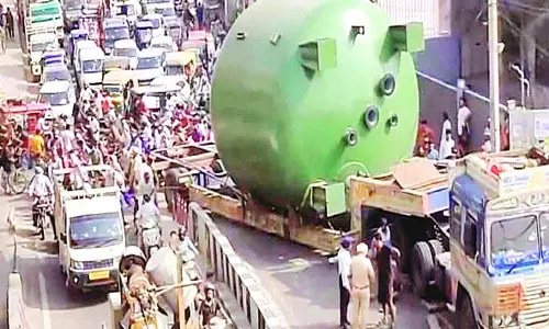 Punjab: टिब्बा रोड कट पर फंसा ट्रेलर, जाम में फंसे रहे वाहन चालक