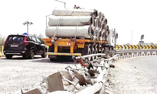 Punjab: भारत नगर चौक एलिवेटेड रोड पर सीवर पाइपों से लदा ट्रॉला दुर्घटनाग्रस्त