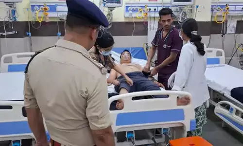 पत्रकार के घर के सामने शराब पी रहे थे बदमाश, विरोध करने पर किया जानलेवा हमला