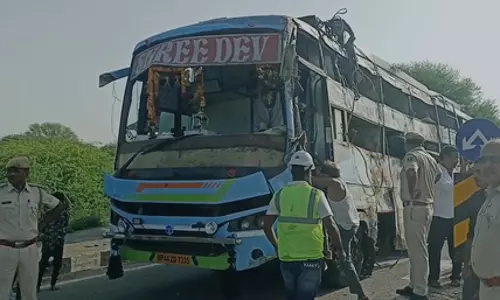 भीषण सड़क हादसा, अनियंत्रित बस पलटने से तीन की मौत कई घायल