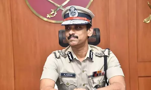 मदद के लिए फोन करने पर 10 मिनट के अंदर पुलिस पहुंच जाएगी: चेन्नई पुलिस कमिश्नर का एक्शन मदद के लिए फोन करने पर 10 मिनट के अंदर पुलिस पहुंच जाएगी: चेन्नई पुलिस कमिश्नर का एक्शन