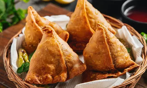 Samosa Recipe: घर पर बनाएं बाजार जैसे कुरकुरे समोसे