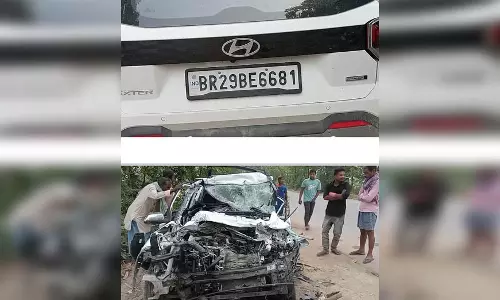 भीषण सड़क हादसा, तीन लोगों की मौत, कार पूरी तरह चकनाचूर भीषण सड़क हादसा, तीन लोगों की मौत, कार पूरी तरह चकनाचूर